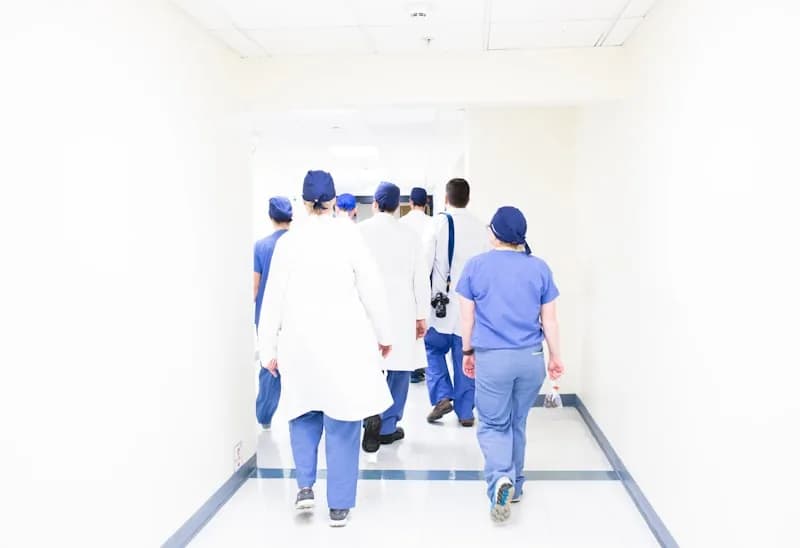 Equipe médica em corredor de hospital durante residência