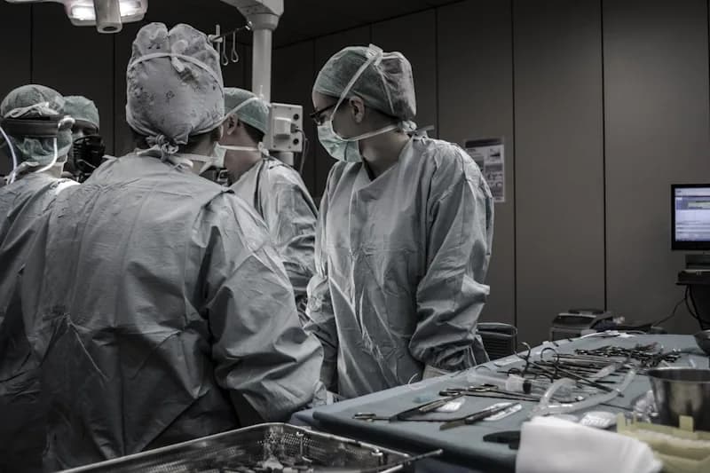 Equipe médica em ambiente hospitalar